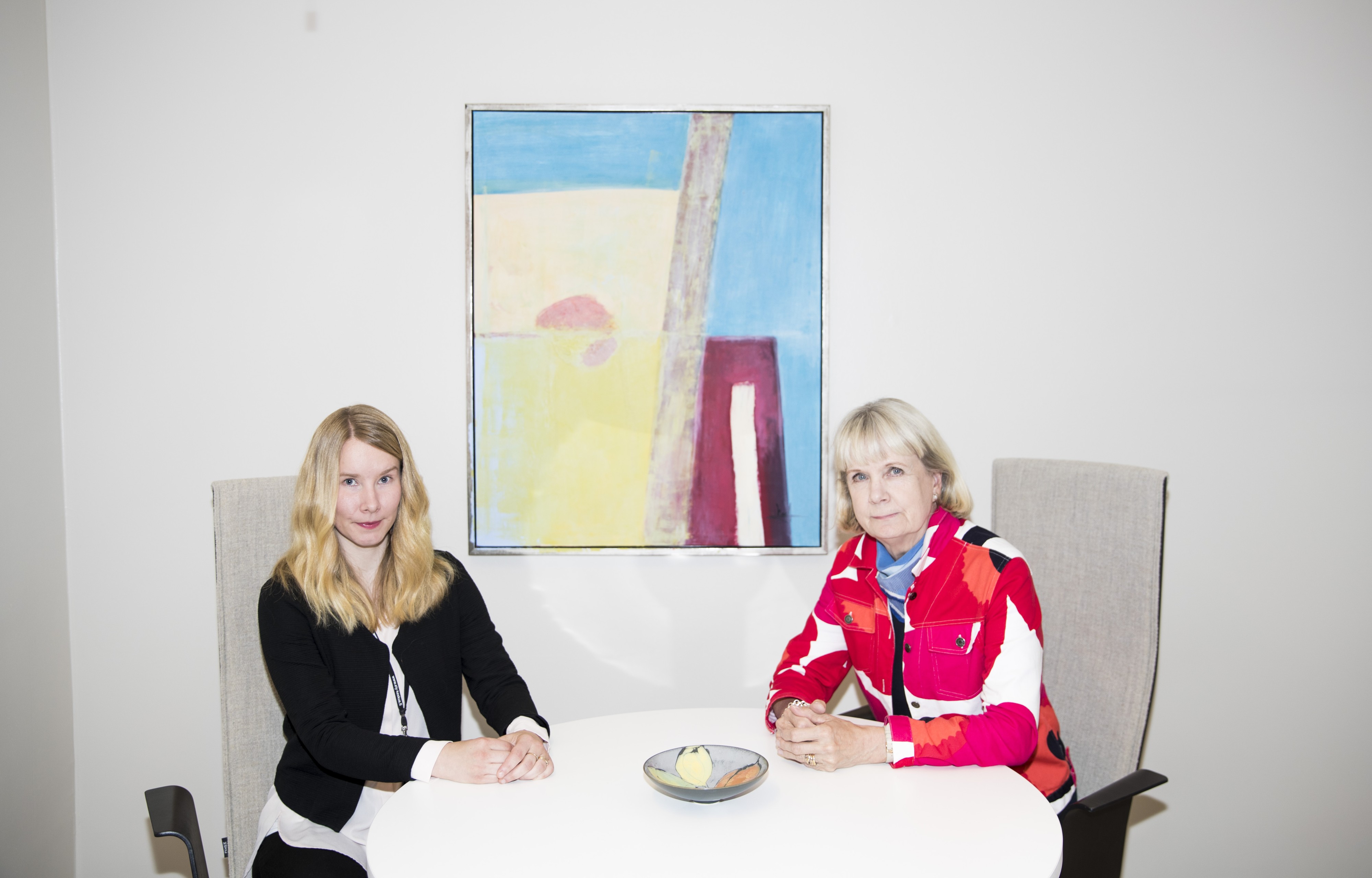 Anne Lehikoinen ja Pohjois-Pohjanmaan TE-toimiston johtaja Maire Mäki toivovat, että työvoimatoimistot saavat riittävästi resursseja haastatteluiden tekemiseen.