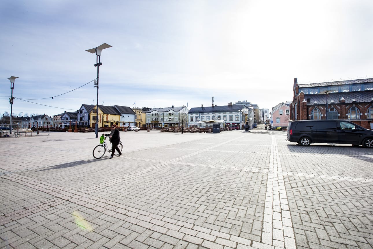 Oulun kauppatorilla vasta valmistaudutaan kesäsesonkiin.
