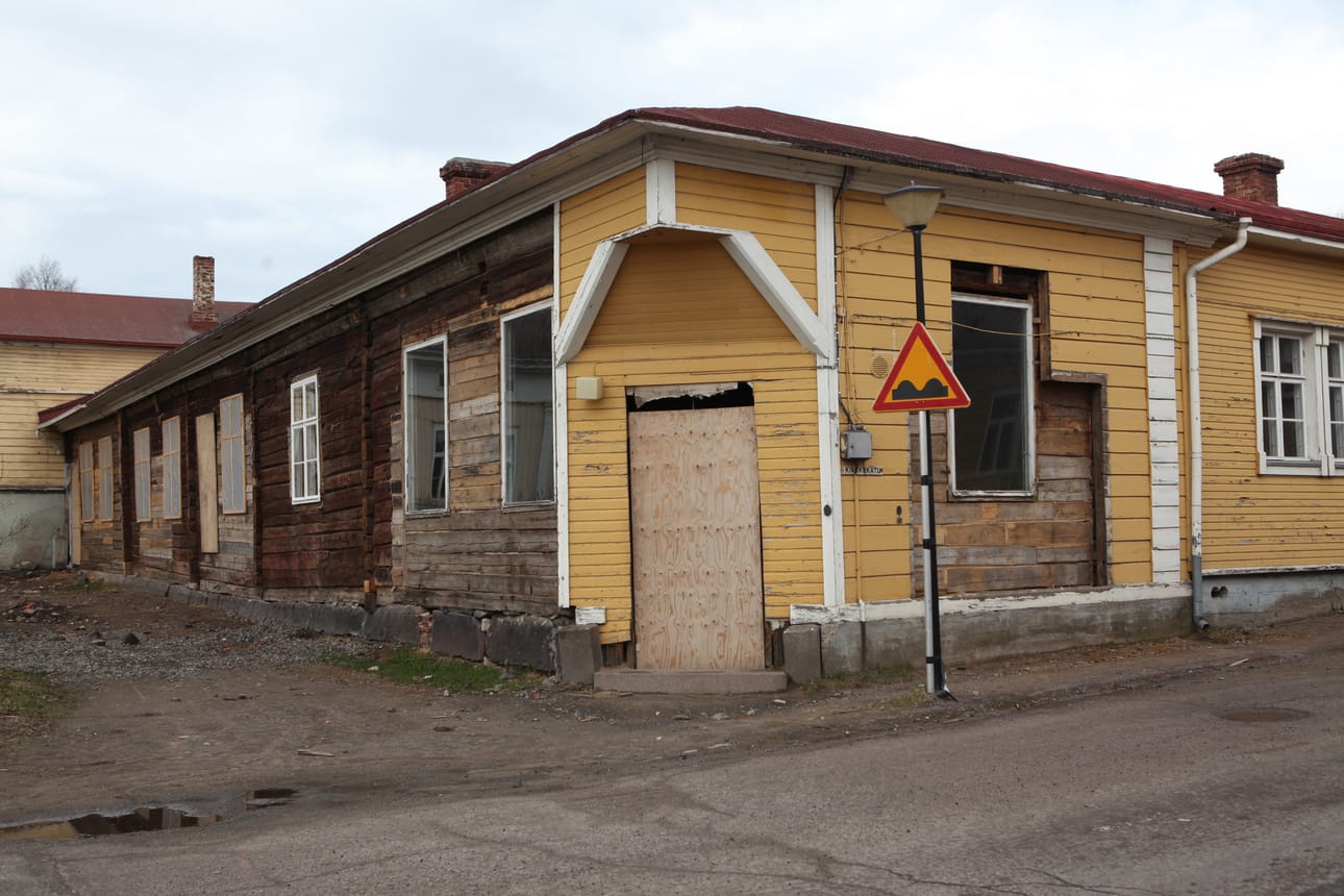 Uudet omistajat aikovat kunnostaa rakennuksesta pihapiireineen historiallisen kokonaisuuden.
