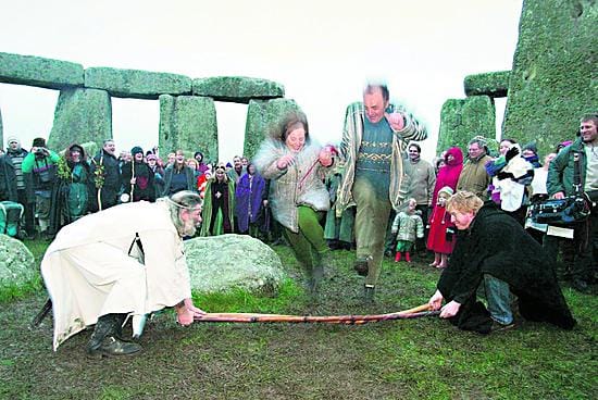 Pakanallinen hääseremonia. Derek Bull ja hänen kumppaninsa Sheree Armon "vihittiin" vuoden lyhimpänä päivänä 22.12. Stonehengessä. Parin kädet sidottiin yhteen ja heidän täytyi hypätä keppien ylitse. Arthur Pendragonin (vas.) johtama rituaali sitoo parin yhteen vuodeksi ja päiväksi.