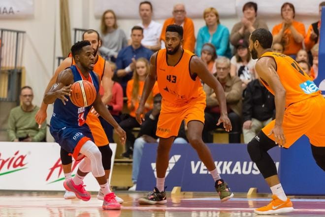 Karhu Basket puolusti tehokkaasti myös Bulgariassa Lukoil Levskin vieraana. KB:n Michael Moser estää Oradean pelaajan korille ajon. KUVA: ERKKI HAUTAVIITA