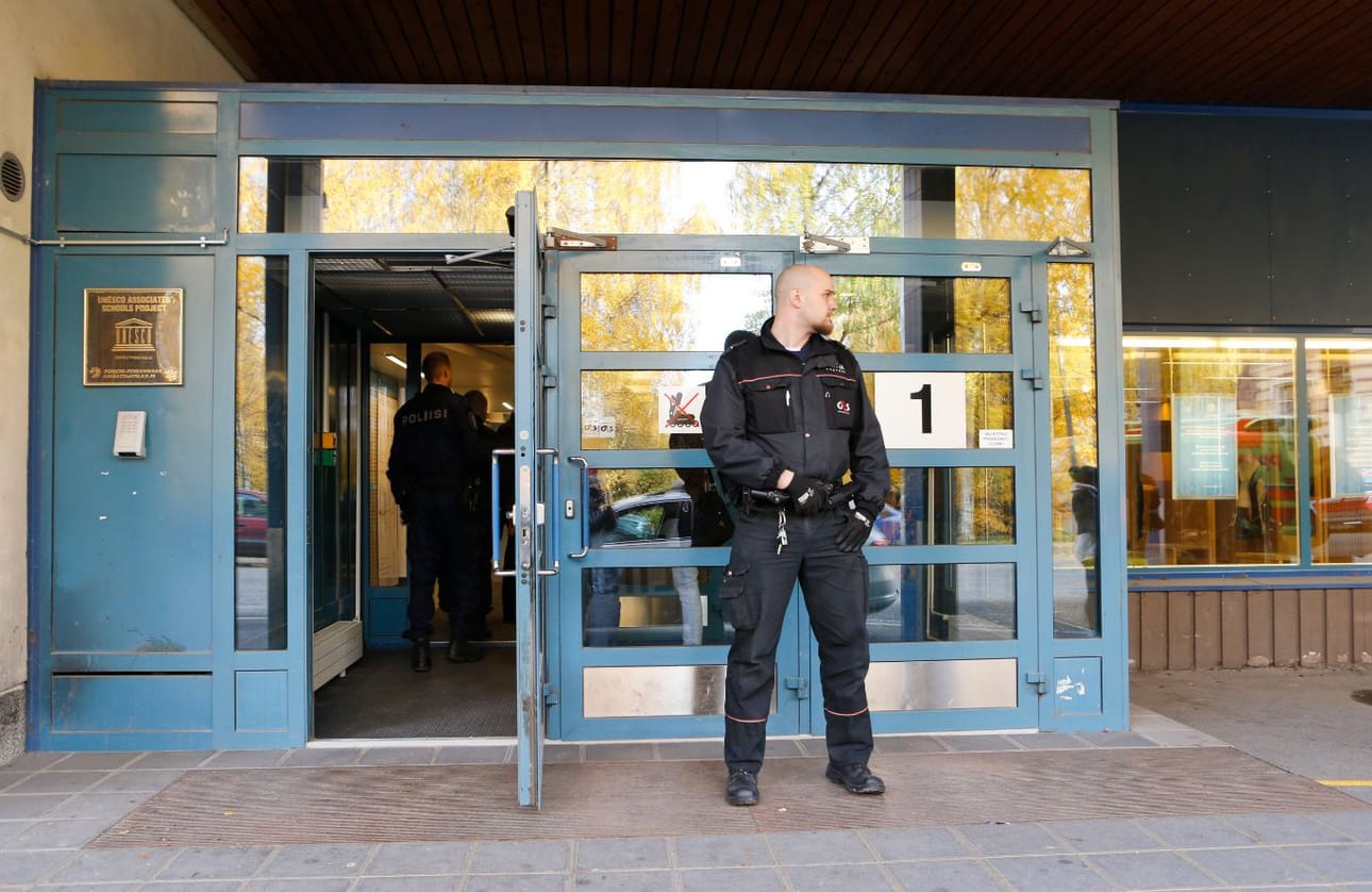 Virkavalta partioi Oulun seudun ammattiopiston Myllytullin yksikössä viime torstaina puukotustapauksen jälkeen.