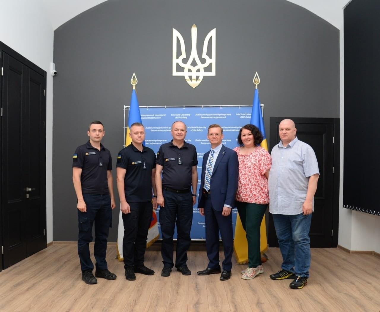 Kollegat pelastusalan yliopistosta veivät rehtori Jari Kuusiston (neljäs vasemmalta) ja tutkija Olena Maslyukivskan (toinen oikealta) Lvivissä tilannehuoneeseen, jossa viralliset tiedotteet televisioitiin sodan alussa. Kun rintamatilanne Kiovan ympärillä helpotti, tilannehuone palasi Länsi-Ukrainasta pääkaupunkiin.