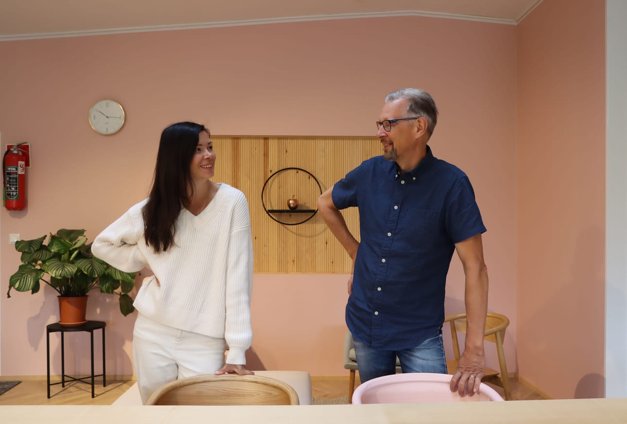 Hakolalla on verkkokaupan lisäksi myymälä Helsingissä ja tehtaanmyymälä Jurvassa. Annaleena Hakola ja Jari Hakola esittelivät tehtaanmyymälää Jurvan Sanomille pari kesää sitten.