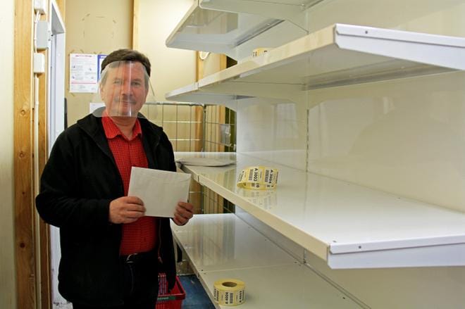 Kauppias Marko Valkama nosti ensimmäiset paketit noutepistekäyttöön varatuille hyllyille heti maanantaina. Jos lisätilaa tarvitaan, sitä löytyy muualta myymälästä. KUVA: MIA KÄRKKÄINEN