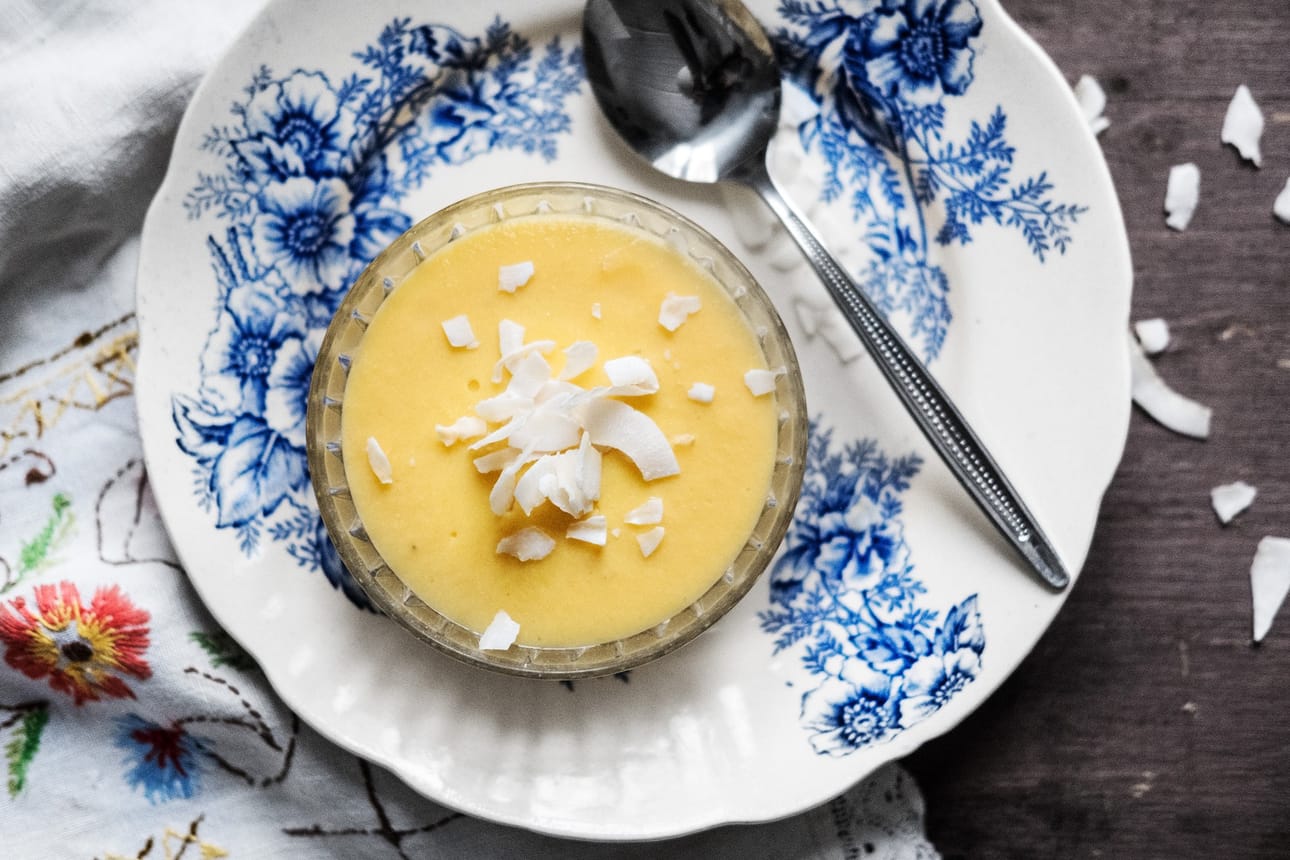 Trooppisen raikas pannacotta yhdistää kookoksen ja mangon.
