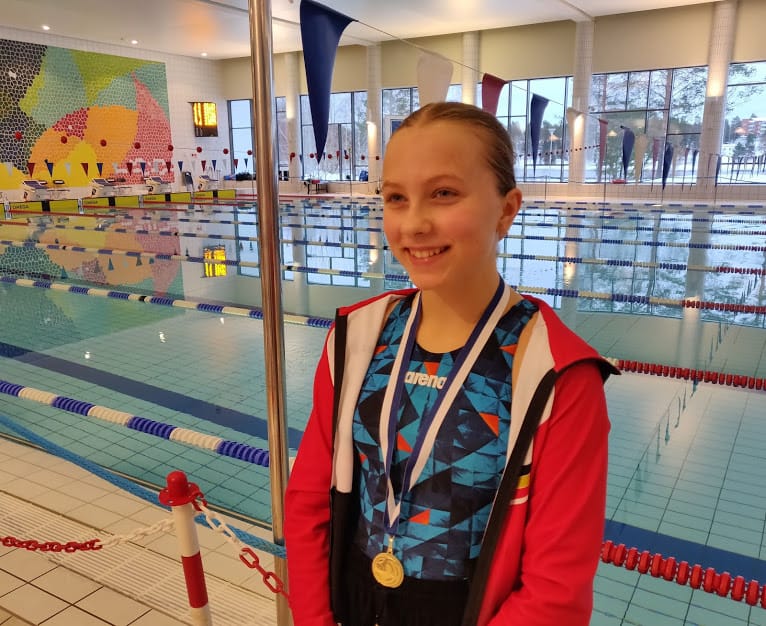 Kuusamon Erä-Veikkojen Roosa-Marie Karjalainen ui Kajaanissa lauantaina uuden ennätyksensä 50 metrin rintauinnissa.