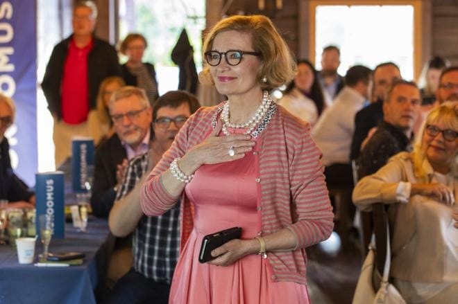 Seinäjoen luottamusjohtopaikkojen nimet selviävät arviolta elokuun alussa. Kokoomuksen kansanedustaja Paula Risikko on antanut suostumuksensa kaupunginhallituksen puheenjohtajan pestiin. Hän uskoo selviävänsä aikaa vievästä kaksoisroolista pitkään poliittiseen kokemuksensa ansiosta. Arkistokuva: Miranda Kivekäs