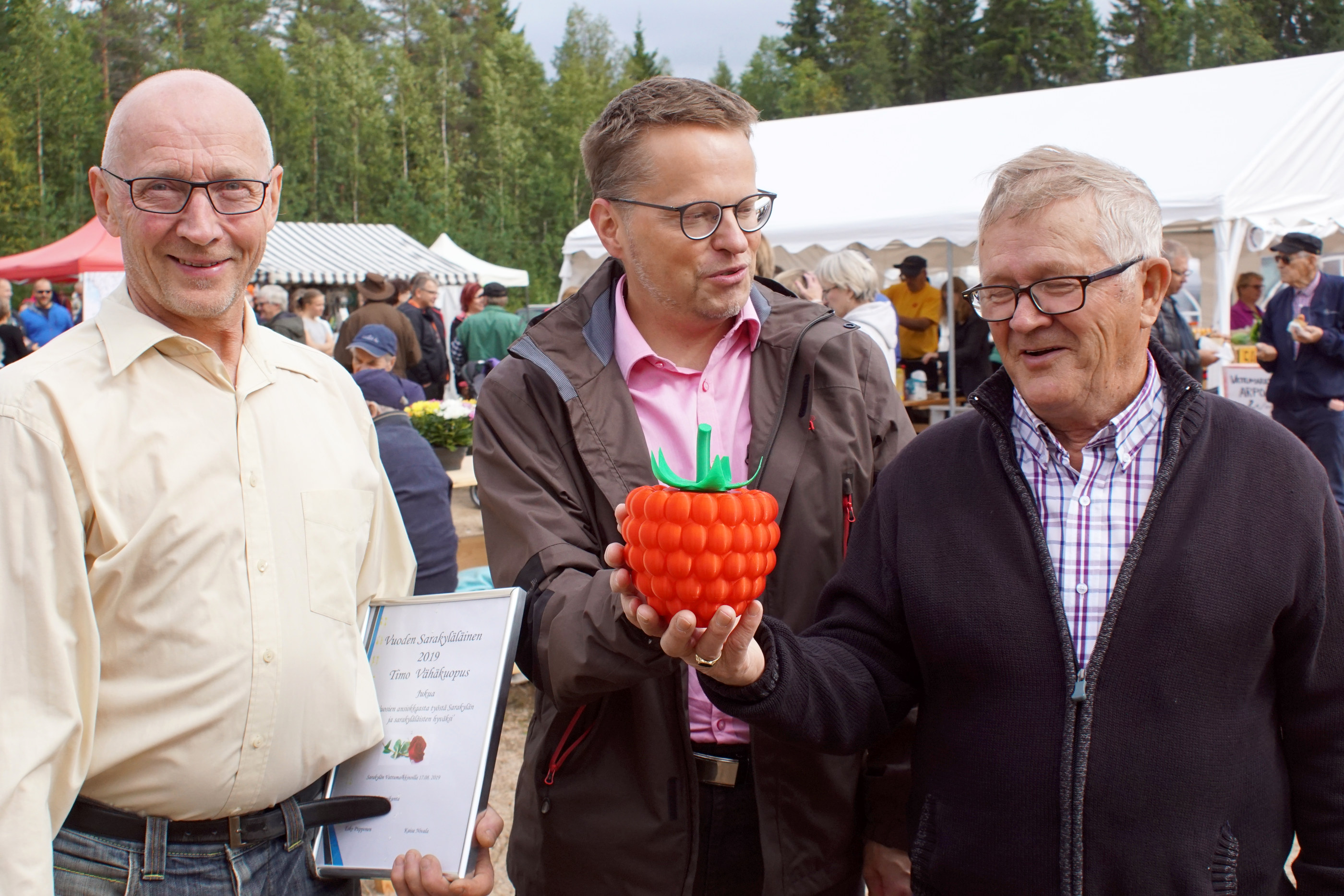 Ihan näin isoja vattuja kuin Esko Piipponen ja Tomi Timonen esittelevät, ei vattumarkkinoilla myyty. Timo Vähäkuopus (vasemmalla) on Vuoden sarakylälälinen. 