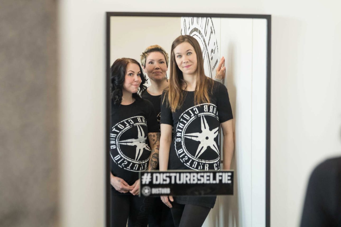 Disturbin työntekijöiden määrä on kasvanut viimeisten parin vuoden aikana yrityksen kasvun myötä. "Olemme hitsautuneet yhteen", työporukka huikkaa.