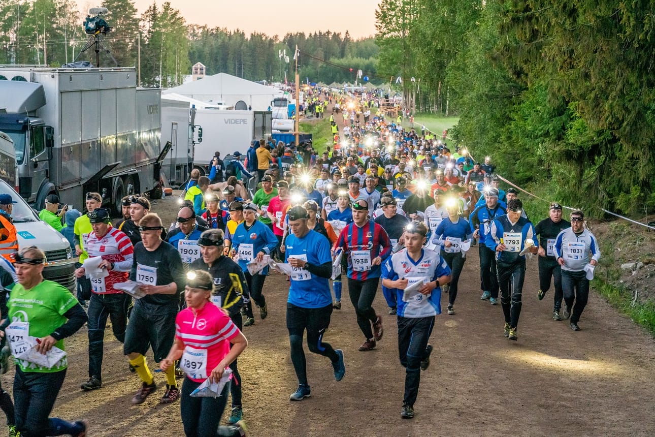 Jukolan viestin hienous on, että maailman huiput ja kuntoilijat suunnistavat samat radat.
