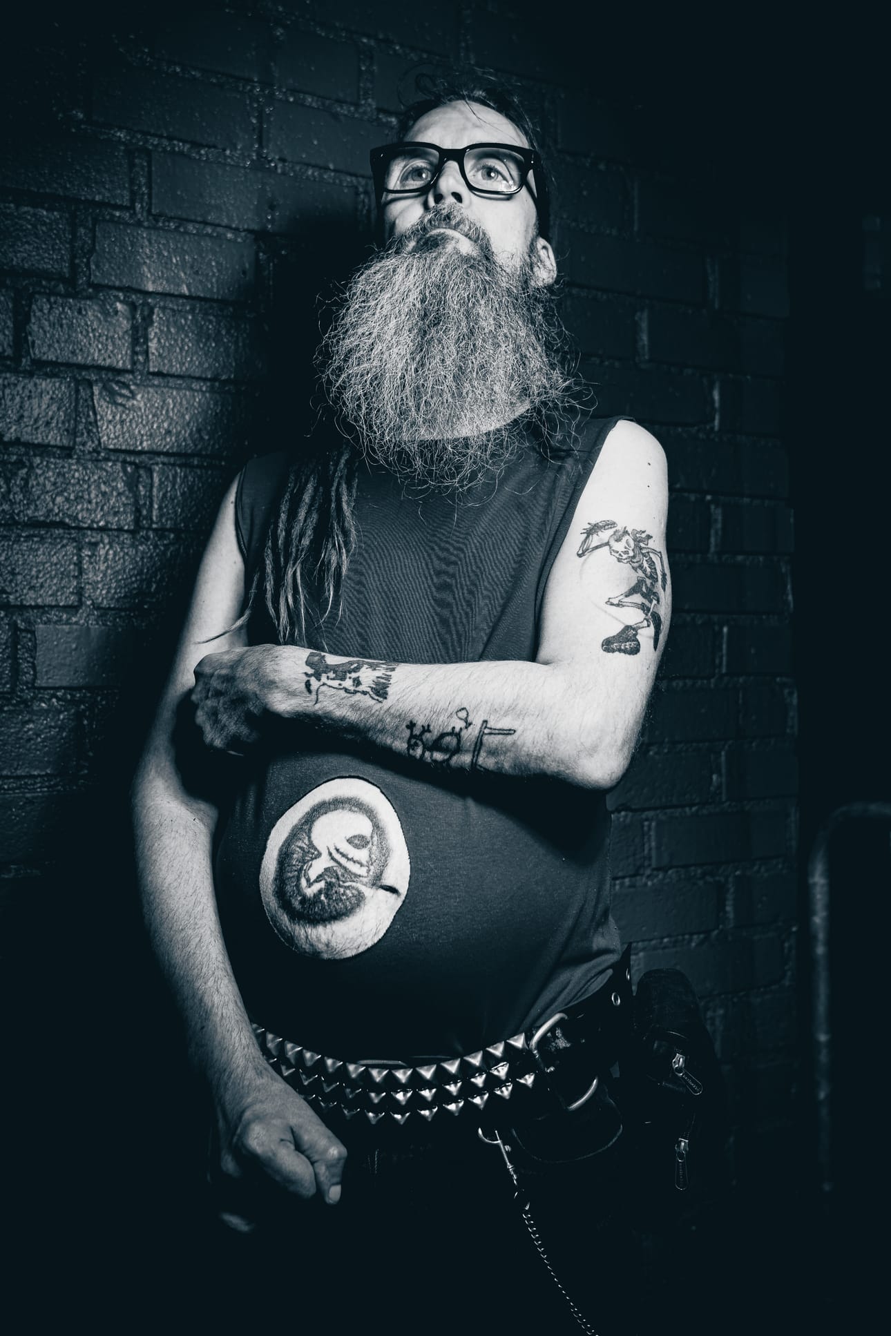 Kuvassa Valse Triste-yhtyeen Wasky esittelee Rudimentary Peni - yhtyeen albumikuvaa, jonka hän on tatuoinut vatsaansa.