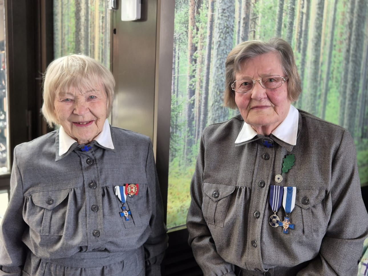 Asta Virkki, 96, ja Vuokko Vuorinen, 93, muistelivat lotta-aikojaan veteraanipäivän juhlassa Härmän Kylpylässä.