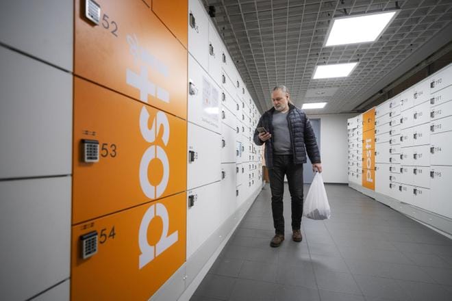 Vaasalainen Mika Lehtimäki on lähettänyt ja tilannut tavaraa ulkomailta satoja kertoja. Viime kuukausien aikana hänellä on ollut ongelmia Postin pakettipalvelun kanssa. KUVA: JARNO PELLINEN