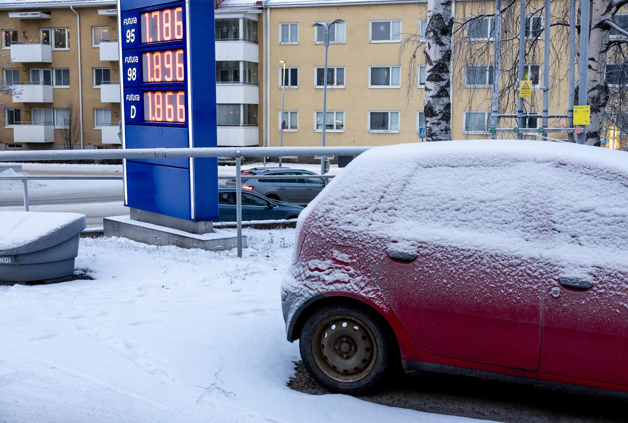 Bensan hinnat ovat nousseet Lähi-idässä menossa olevan sodan aikana. Hinta on noussut kymmenisen senttiä kuvanottohetkeltä tammikuulta.