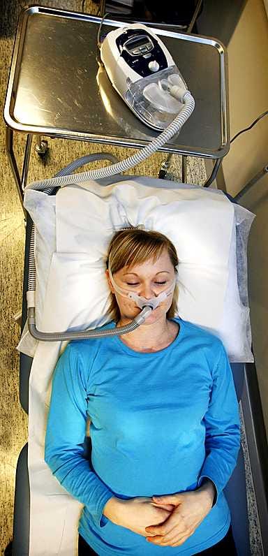 "Korvatulpat tuovat pika-avun kuorsaukseen", neurologi Marja Repo-Outakoski kertoo.