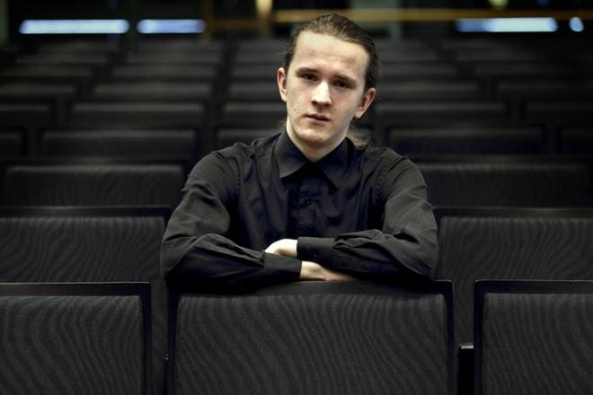 18-vuotias abiturientti Frans Veskoniemi janoaa äärimmäisyyden kokemuksia, joita hän toteuttaa esimerkiksi musiikin kautta. Kuva: Heikki Hakanen
