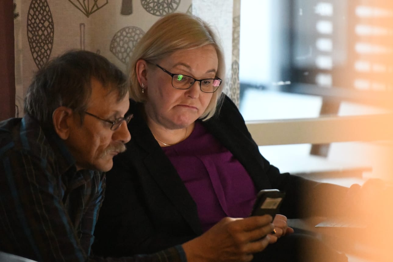 Veli Määttä ja Ulla Parviainen tutkivat ääntenlaskennan edistymistä.