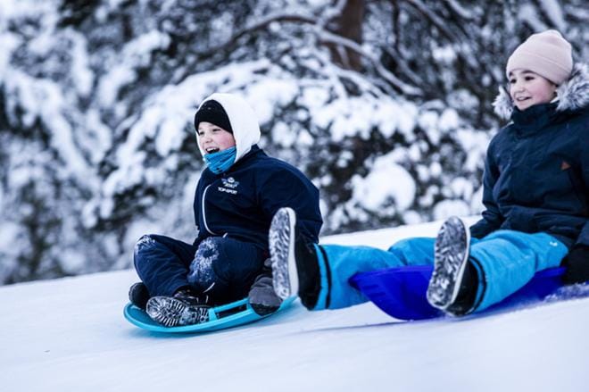 Rovaniemellä oli lauantaina tuulista. Aamulla oli pakkasta parikymmentä ja illalla enää muutama aste. Kasperi Iivari ja Sofia Ollila laskivat mäkeä Ounasvaaralla. KUVA: Anssi Jokiranta