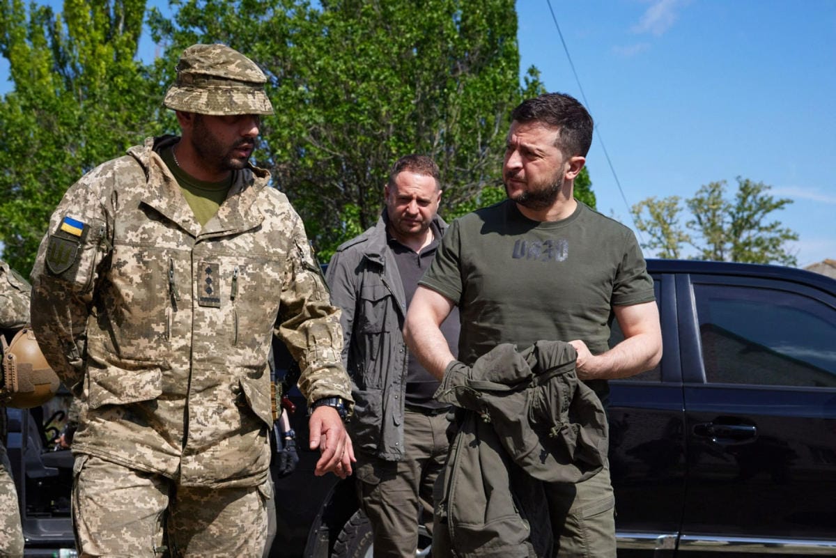 Volodymyr Zelenskyin mukaan rajut katutaistelut jatkuvat Itä-Ukrainan Sjevjerodonetskissa. Presidentti tapasi viikonloppuna ukrainalaisjoukkoja maan itäosassa lähellä sodan eturintamaa. LEHTIKUVA/AFP/Ukrainan presidentin kanslia