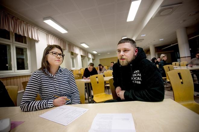 Kaksikielisen opetuksen tietoisku vanhemmille oli tiistaina. Milla ja Samu Lehtinen pitävät englannin kielen taitoa tärkeänä. KUVAT: JAAKKO ELENIUS