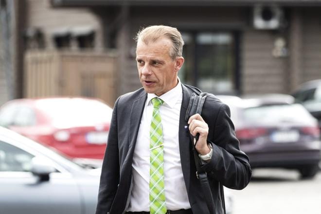 Keskustan eduskuntaryhmää johtava Juha Pylväs kysyi perussuomalaisilta, mikä on heidän aluelinjansa. Lehtikuva: Roni Rekomaa
