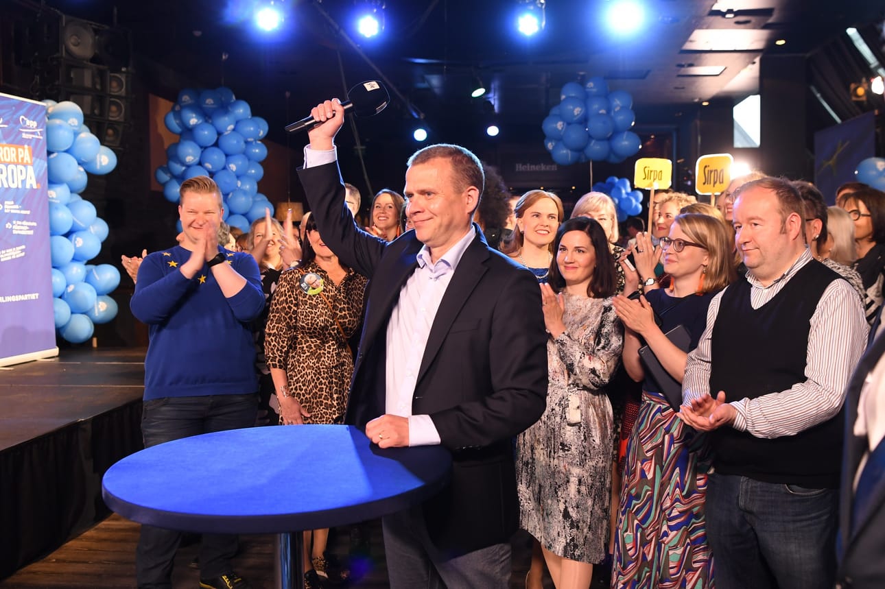 Kokoomuksen puheenjohtaja Petteri Orpo tuuletti vaalivoittoa jo silloin, kun ennakkoäänet tulivat.