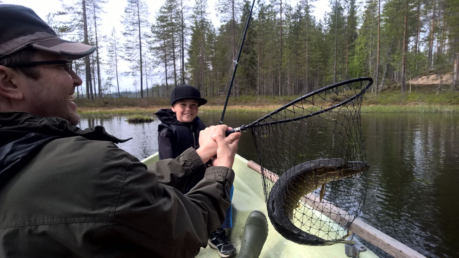 Kalakuva - Matiaksen ensimmäinen hauki kesällä 2017 oli 60 cm pitkä ja tuli Taivalkosken Valkeiselta. Matias luuli ensin että Kuusamon Räsänen oli jäänyt lumpeeseen kiinni.