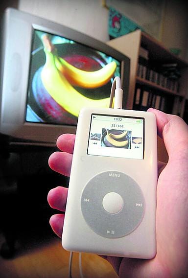 Laitekauppa vauhdittajana. Applen iPodien kaltaisten mp3-soittimien vilkas myynti on lisännyt myös äänitteiden laillista ja maksullista lataamista eri verkkokaupoista.