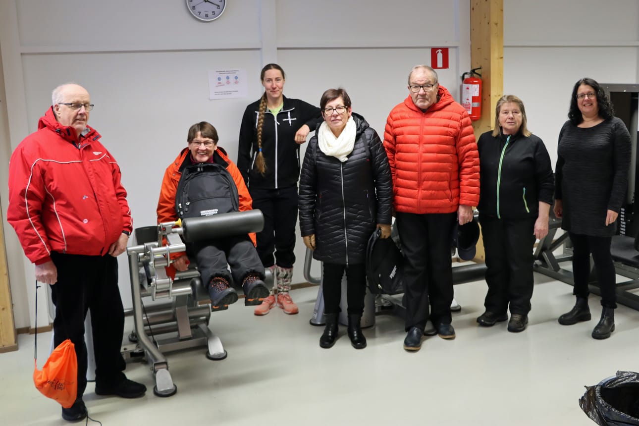 Joukko Alavuden kaupungin liikuntakampanjaan osallistuneita saapui palkittaviksi kaupungin kuntosalille. Vasemmalta Antti ja Raakel Viljanmaa, liikunnanohjaaja Anniina Mäkelä, Elina ja Aarre Juurakko, Aila Aho ja Birgitta Anttila.