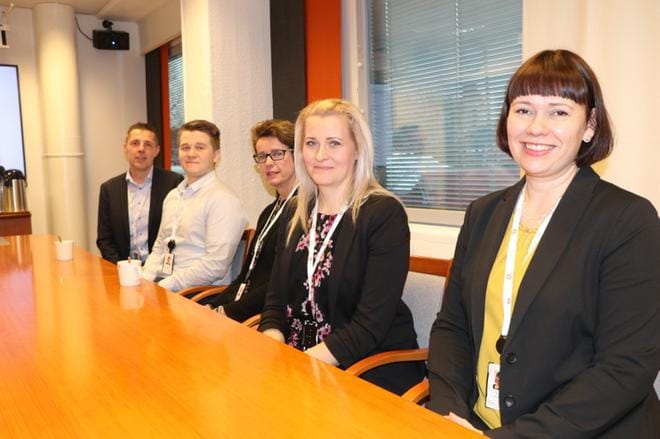 Alajärven Osuuspankin uusia työntekijöitä ovat Mervi Hautamäki (oik.), Minna Sippola, Katri Kylkilahti ja Konsta Välisaari. Heidät esitteli Markku Pelkonen. KUVA: SARI HEINILÄ