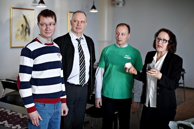 Asumisterveysliiton toiminnanjohtaja Hannele Rämön tuomat purkit opettavat rakennusten tuoksujen merkityksiä. Puunkyllästysaineena käytettyä kreosoottia on sielläkin, missä sitä ei pitäisi olla, mutta mistä sen tunnistaa? Rämöltä saa opastusta. Omakotiliiton järjestöpäällikkö Sami Toivanen, asianajaja Jari Kattelus ja Seinäjoen Omakotiyhdistyksen puheenjohtaja Jarkko Kallioniemi koehaistelijoina. KUVA: TOMI KOSONEN