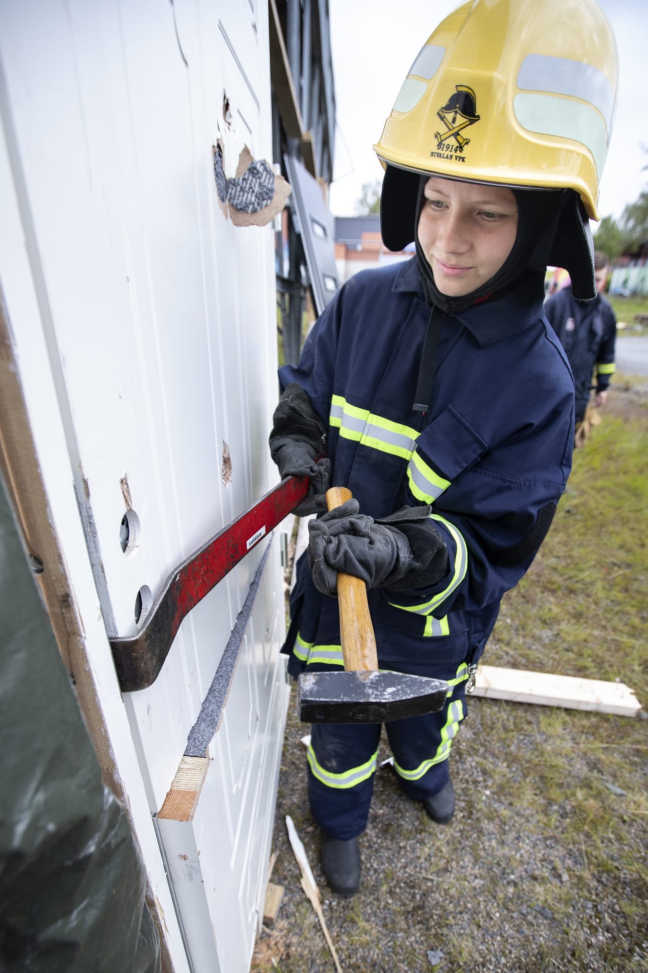 Wilma Ollila näyttää, miten ovi aukeaa murtoraudalla ja moskalla. Hän kiinnostui palokuntatoiminnasta isoveljen vpk-harrastuksen pohjalta.