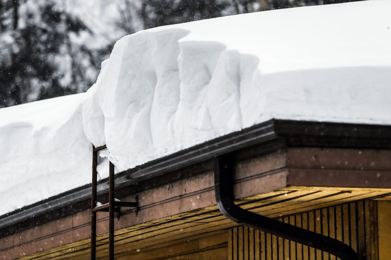 Talon katto voi kantaa keväällä kymmenien henkilöautojen painon. Lumitilanne kannattaa tarkistaa ennen suojasäiden alkamista.