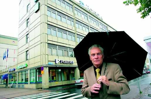 Jotakin oli tehtävä. Suomi-yhtiön hallituksen puheenjohtajan Oiva Savelan mukaan jo pitempää oli selvää, että henkiyhtiön piti tehdä jotakin Pohjola-omistukselleen. Nyt on purettu ja kaupasta kertynyt "ylimääräinen" jaetaan erilaisina lisäetuina vakuutusasiakkaille.