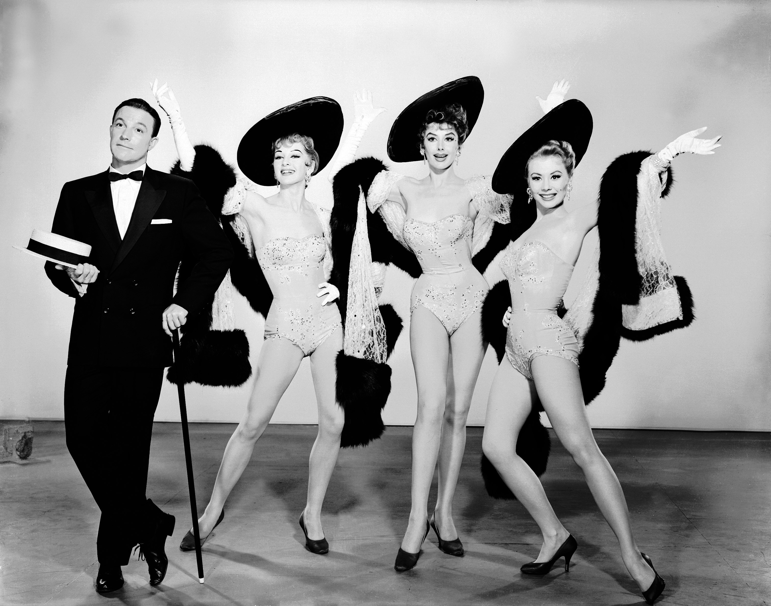 Suomalainen Taina Elg (toinen vas.) tunnetuimmassa elokuvassaan Tytöt. Kuvassa myös Gene Kelly (vasemmalla), Elgin jälkeen Kay Kendall ja Mitzi Gaynor.