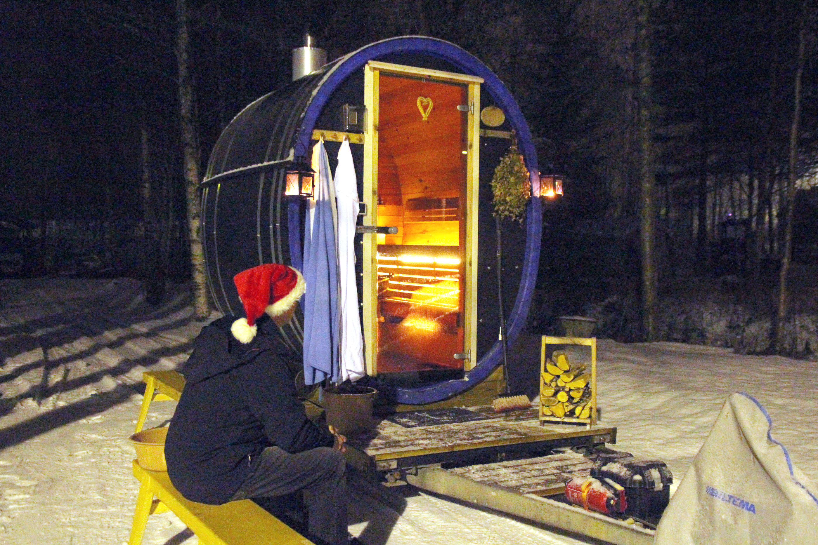 Tynnyrisauna lämpenee Reijo Lammen kotipihalla. Kiuas on tehokas ja pieniruokainen, joten sauna on nopeasti lämmin.
