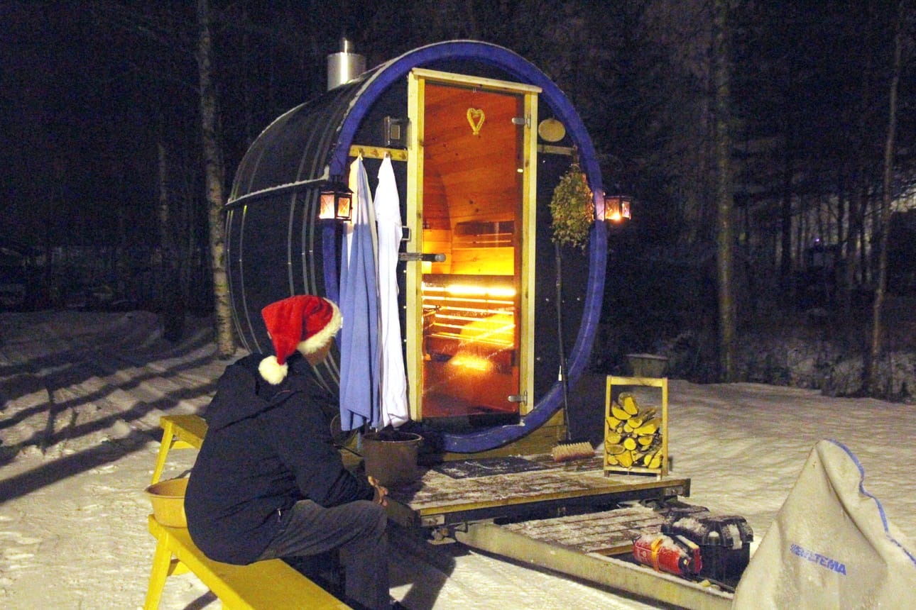 Tynnyrisauna lämpenee Reijo Lammen kotipihalla. Kiuas on tehokas ja pieniruokainen, joten sauna on nopeasti lämmin.