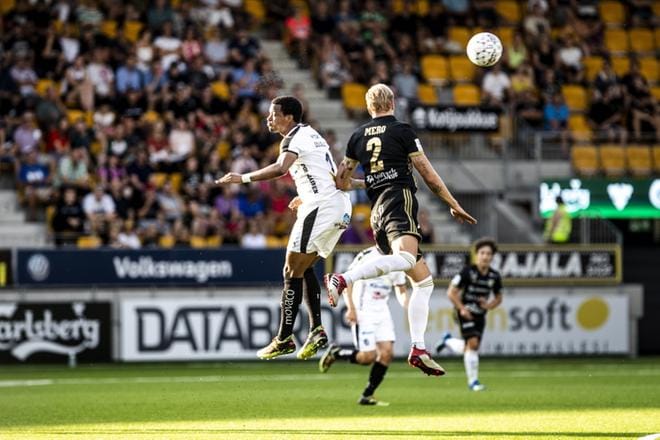 SJK:n toppari Joel Mero ja VPS:n brassihyökkääjä Douglas kamppailivat pääpalloista viime perjantain derbyssä Seinäjoella. Taistelua ilmojen herruudesta nähdään samaan tapaan lauantaina Vaasassa. KUVA: KRISTA LUOMA