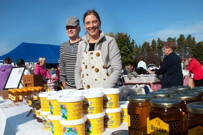 Jarmo Korpela ja Merja Mäki-Säntti myivät Jamin sadonkorjuumarkkinoilla paikallista hunajaa. KUVA: KAROLIINA SYRJÄ