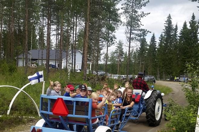 Päästäänköhän tänä kesänä leirillä traktoriajelulle.