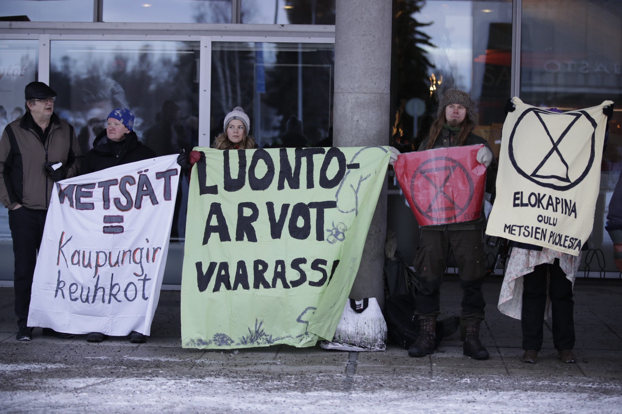 Mielenosoittajien kannanotot näkyivät heidän kantamissaan lakanoissa.