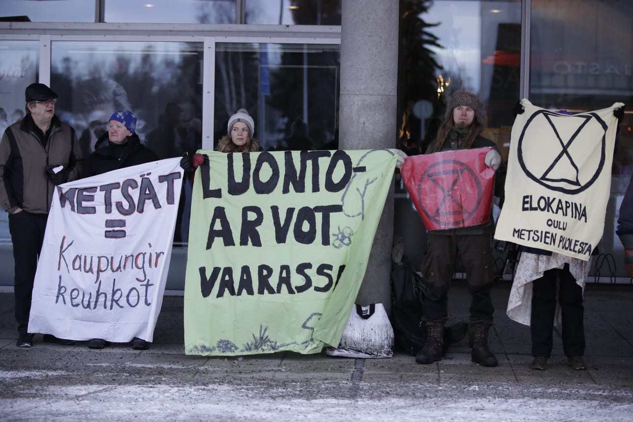 Mielenosoittajien kannanotot näkyivät heidän kantamissaan lakanoissa.