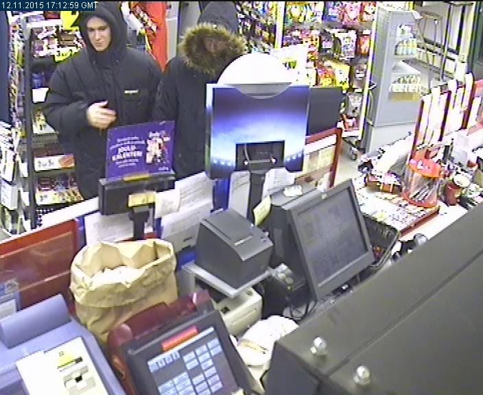 Poliisi julkaisi kuvan miehistä, joita se epäilee R-kioskin ryöstöstä.