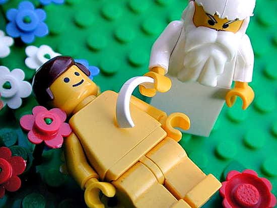 Jumala tekee naisen legomiehen kylkiluusta.
