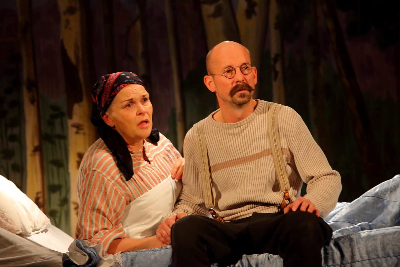 Kuoleman lähestyessä. Impi (Päivi Tuomainen) ja Antti (Topi Ilvesluoto).