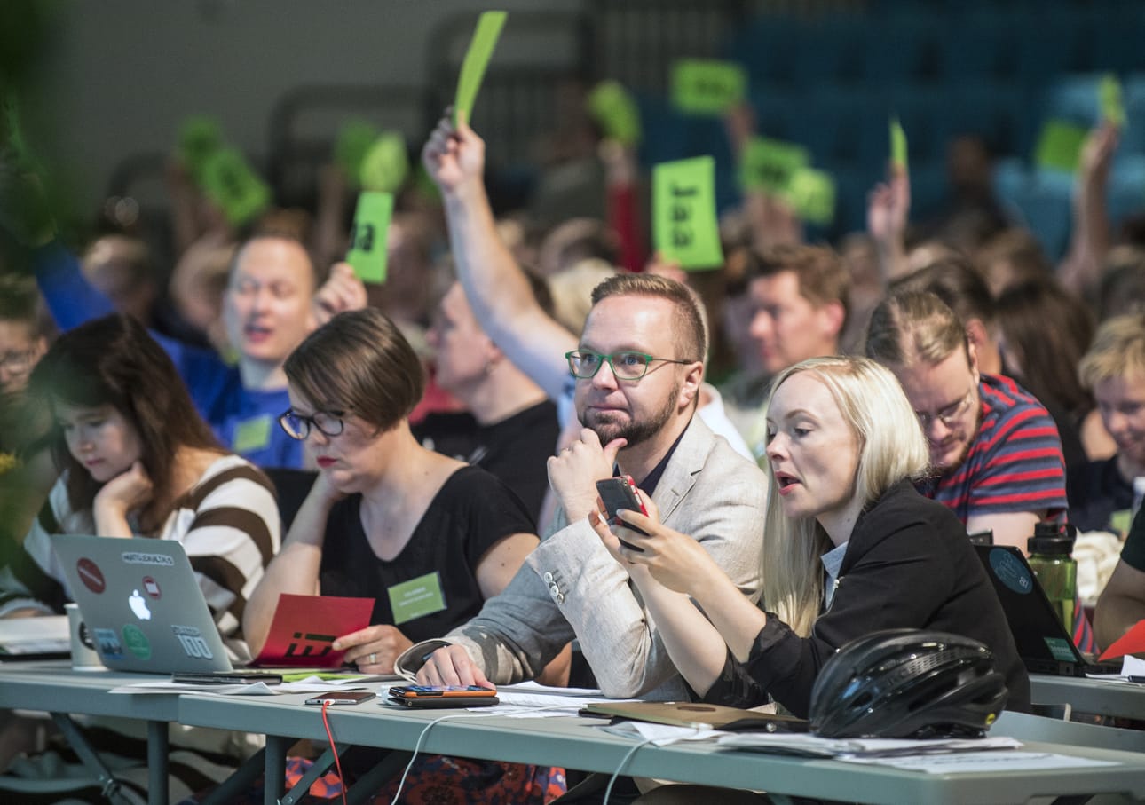 Tavoiteohjelmatyön valmistelusta vastannut kansanedustaja Olli-Poika Parviainen (vihr.) seurasi sunnuntaina äänestyksiä Vantaalla.