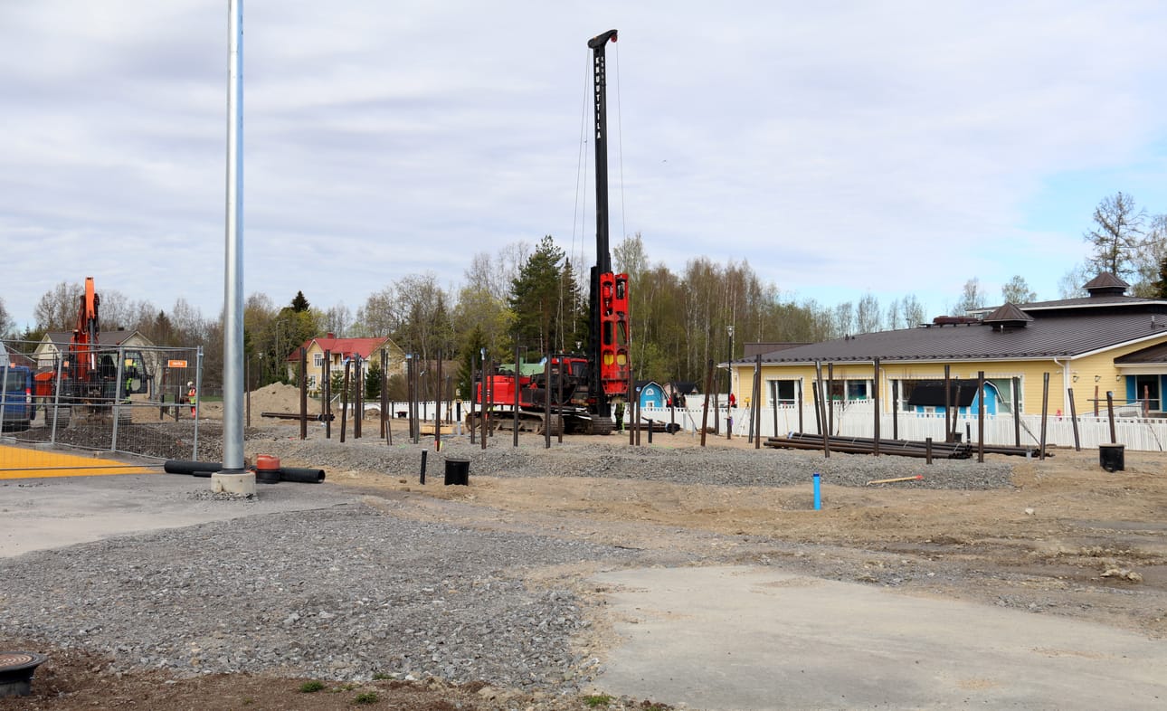Paalutustyöt alkoivat maanantaina Kirkkorannan päiväkodin eteläpuolella.