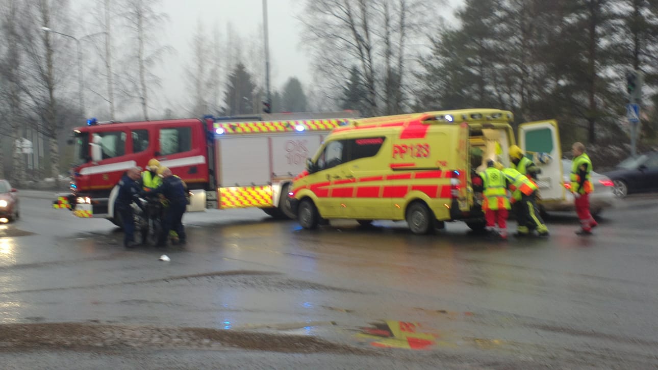 Mopo ja henkilöauto kolaroivat