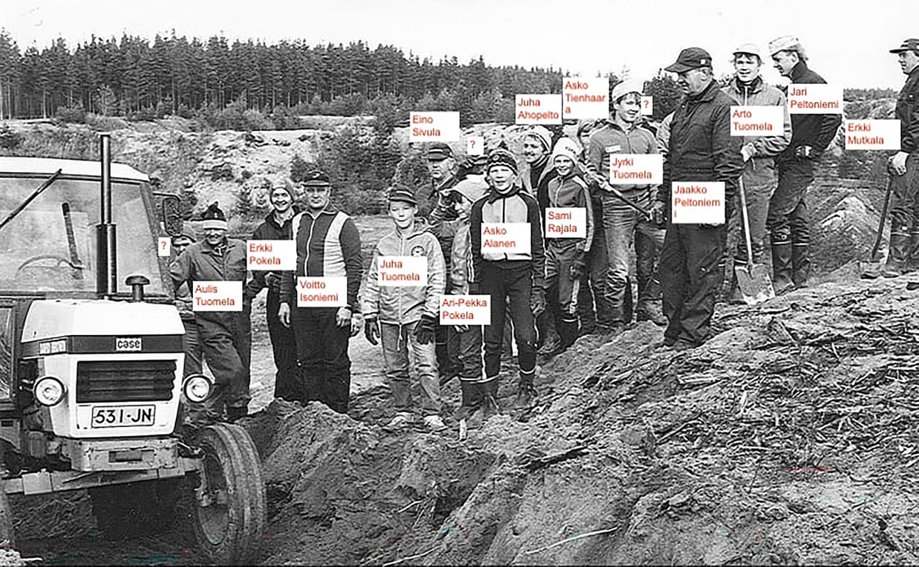 Pururataa Hietakankaalla tehtiin reippaalla kökkäporukalla, jossa oli mukana kaikenikäistä väkeä. Kuvan nimitunnistukset on tehnyt Jyrki Tuomela.